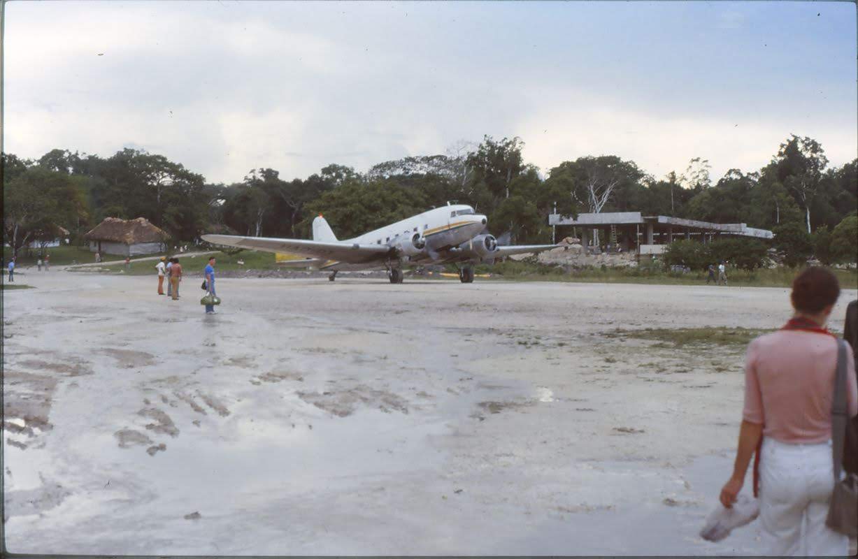 Turister ankommer med fly Tikal.jpg